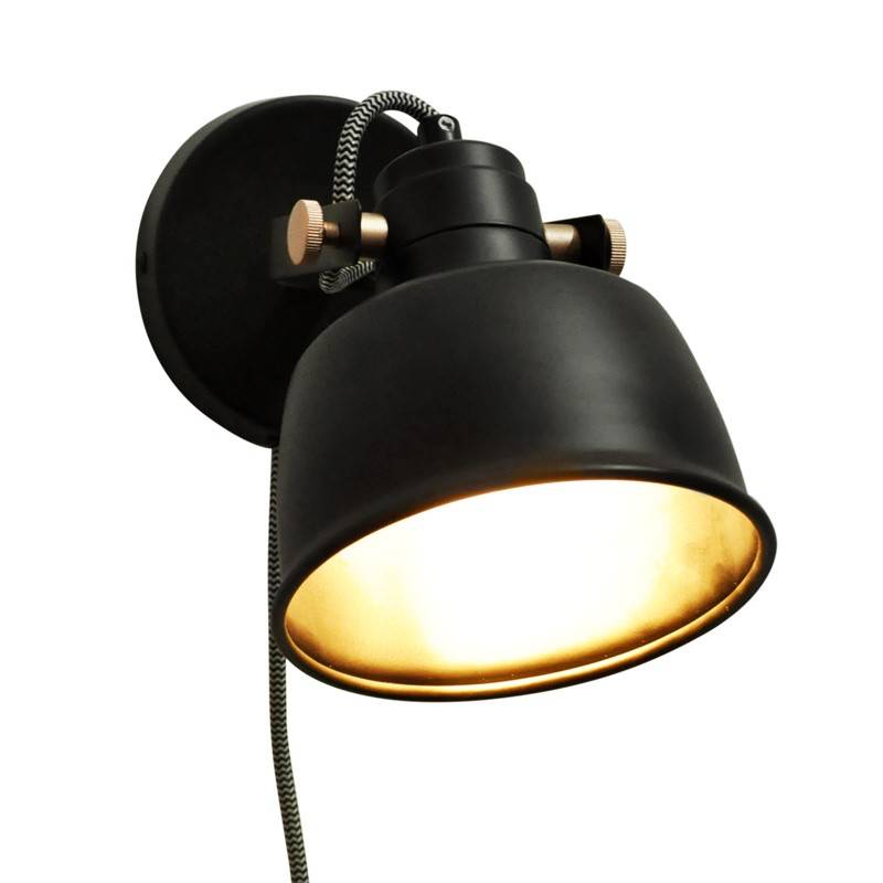 Aplique de pared interior "KUKKA" con interruptor y enchufe (1)