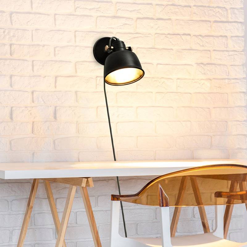 Aplique de pared interior "KUKKA" con interruptor y enchufe (1)