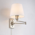 Lampa ścienna z przegubowym ramieniem i wtyczką