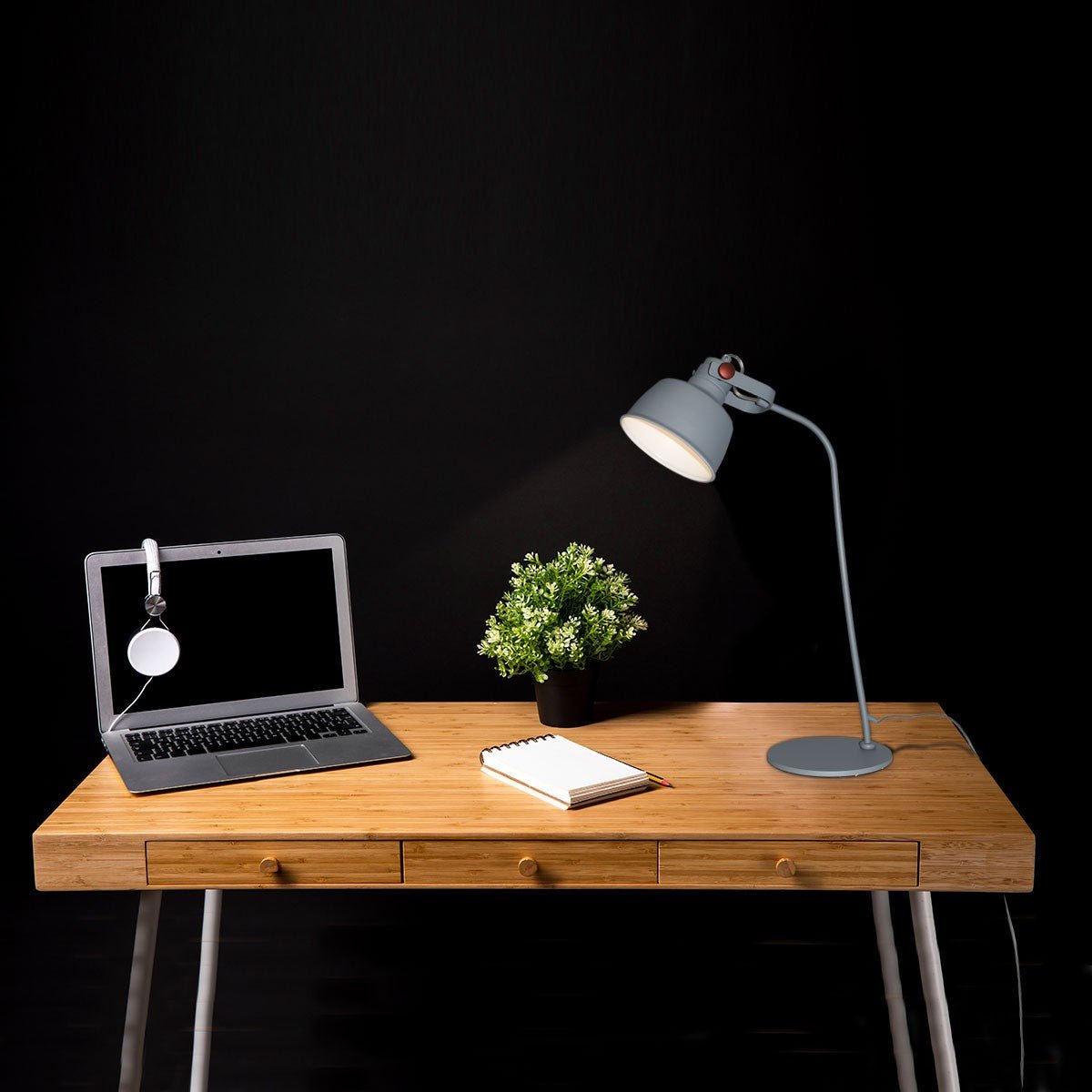 Lámpara de mesa nórdica "KUKKA" (1)