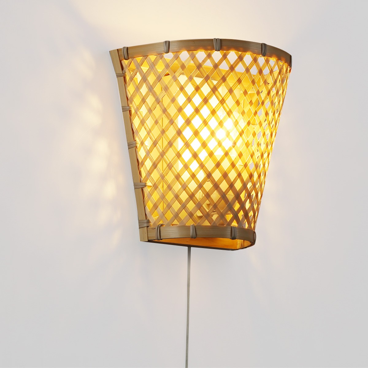 Aplique de pared de mimbre con enchufe "PANI"