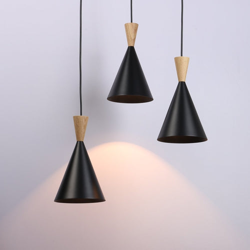 Lámpara colgante triple de metal y madera