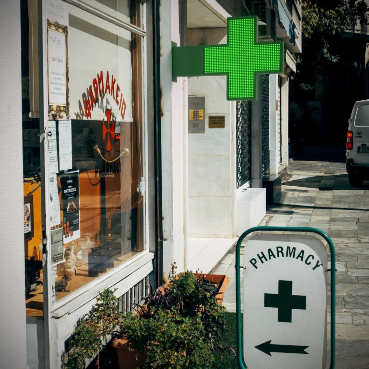 Cruz de farmacia LED monocolor verde programable P10 - Exterior - 96x96cm - Barcelona Led-Signage