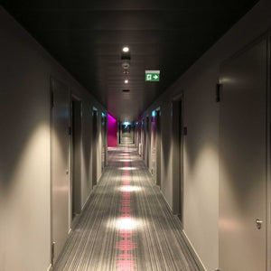 Luz de emergencia permanente con pictograma "Salida lateral" - Suspensión (12)