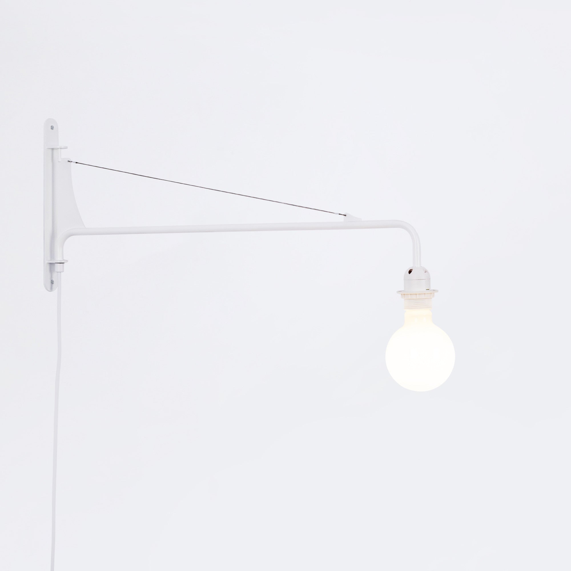 Aplique de pared orientable con cable y enchufe "Pitt"