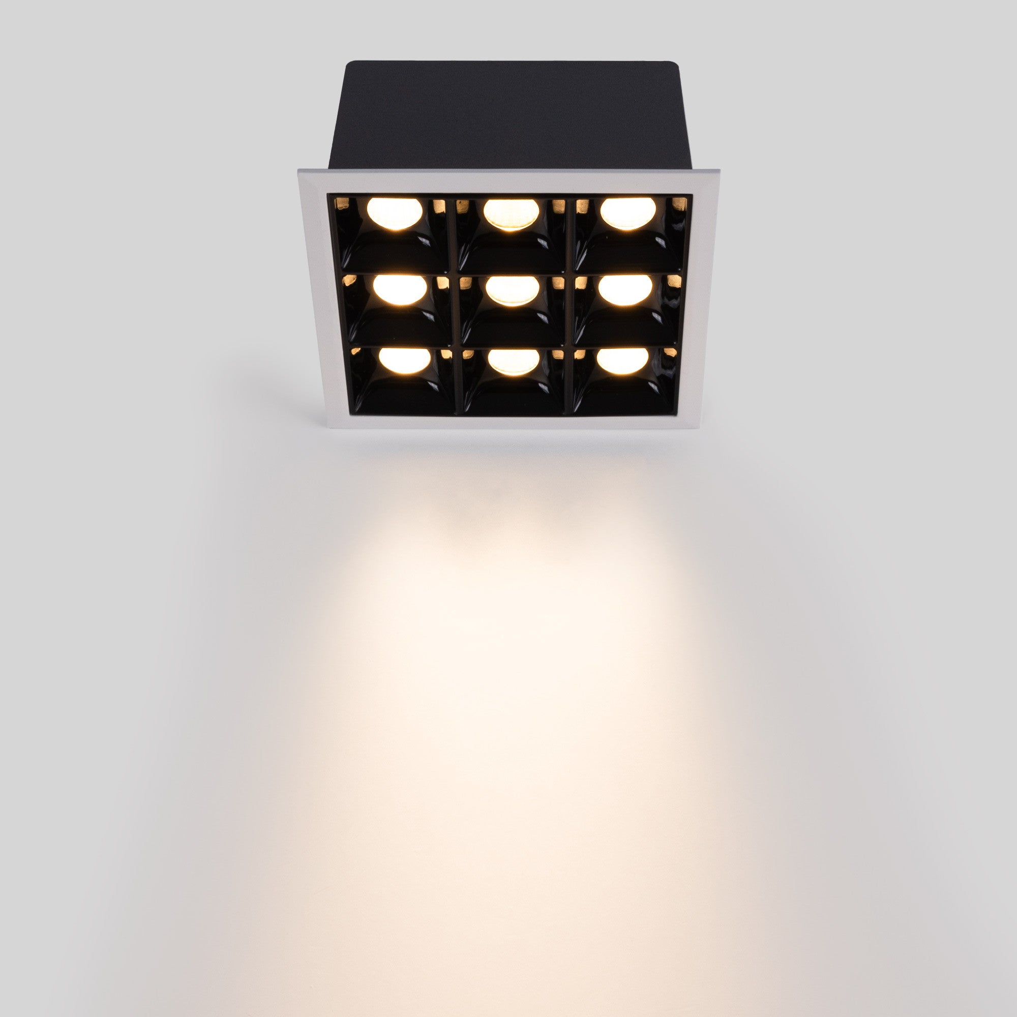 Downlight LED Empotrable Cuadrado Antideslumbrante - Marco Blanco - 18W - 9 Focos - UGR18 - CRI90 - Chip OSRAM