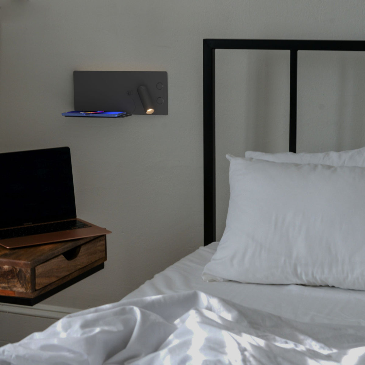 Aplique de pared para lectura con puerto USB "Kerta" - Iluminación doble - 3W+7W, lado derecho (1)