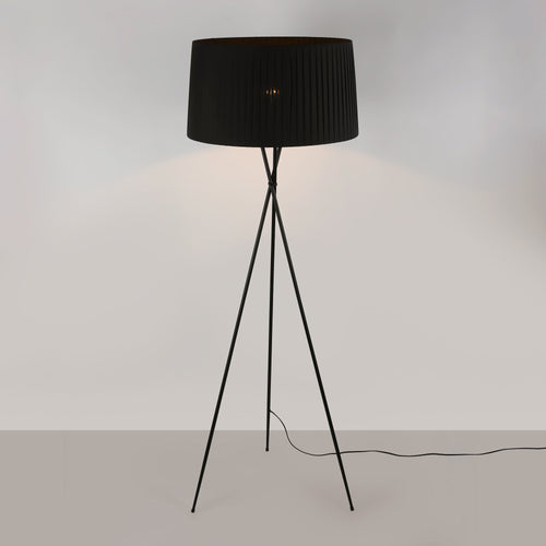 Tripod floor lamp