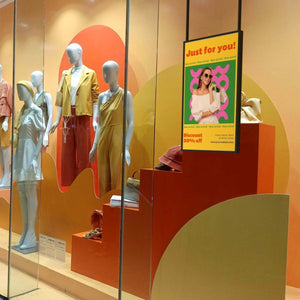 Display LCD FULL HD 43" para Escaparates con Soporte de techo - Alto Brillo 2500 NITS - Android - Barcelona Led-Signage