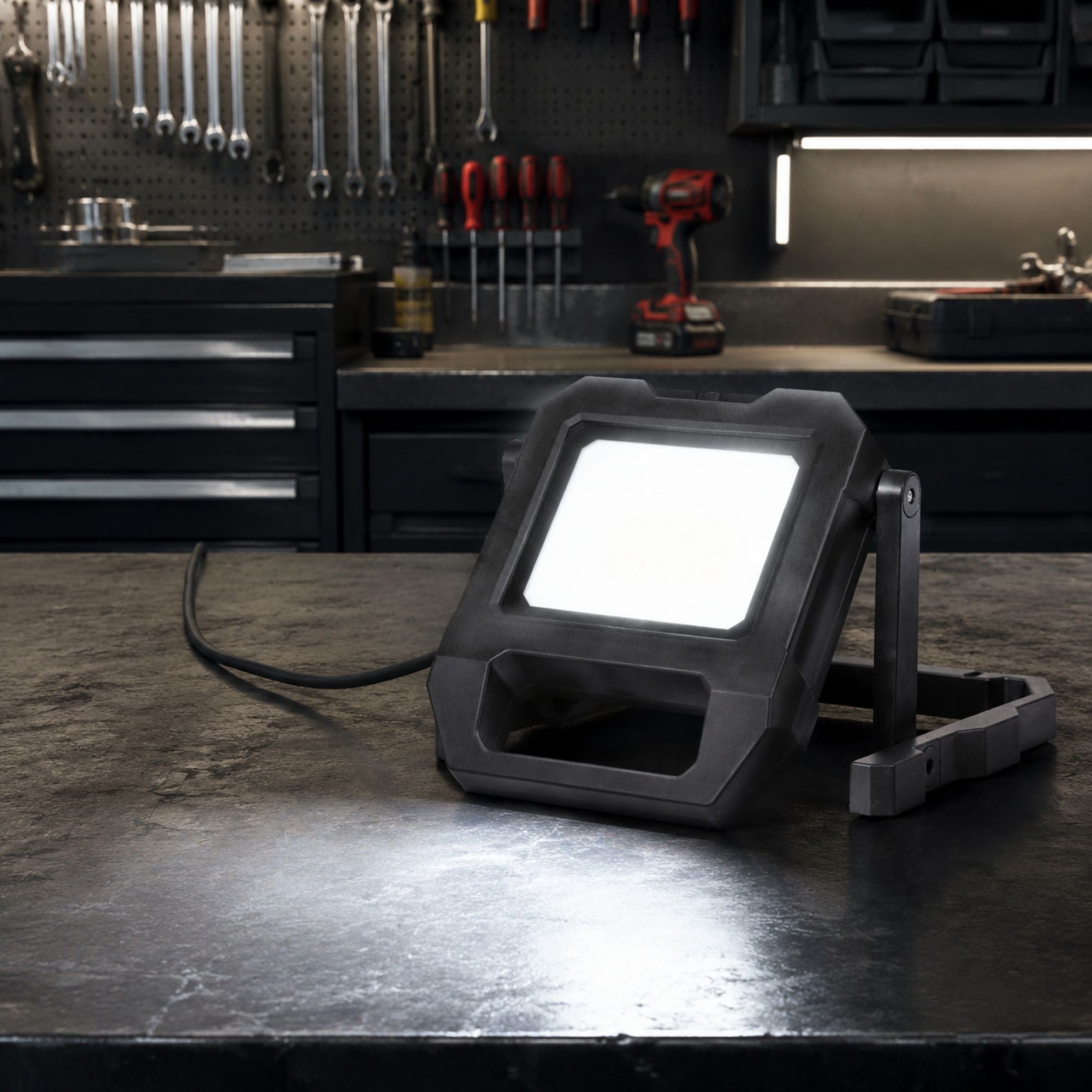 Reflector LED portátil de trabajo con cable y soporte - 20W - 6500K - IP54 (1)
