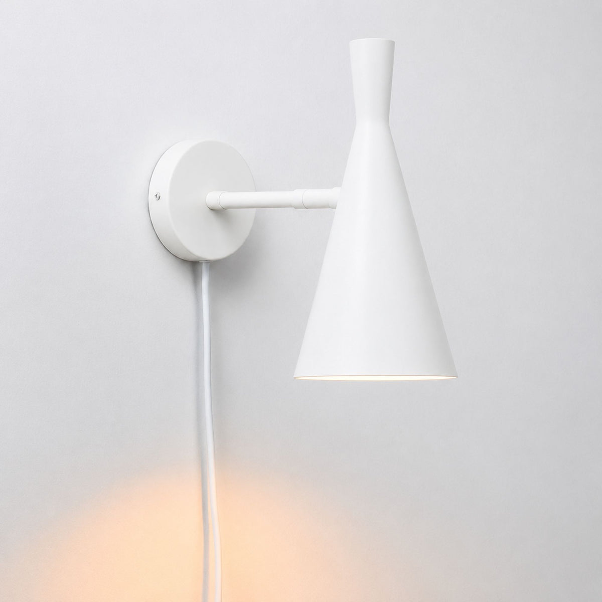 Aplique de pared escandinavo orientable 330° con interruptor y enchufe