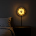 Wandlamp van natuurlijk Rafia-vlechtwerk