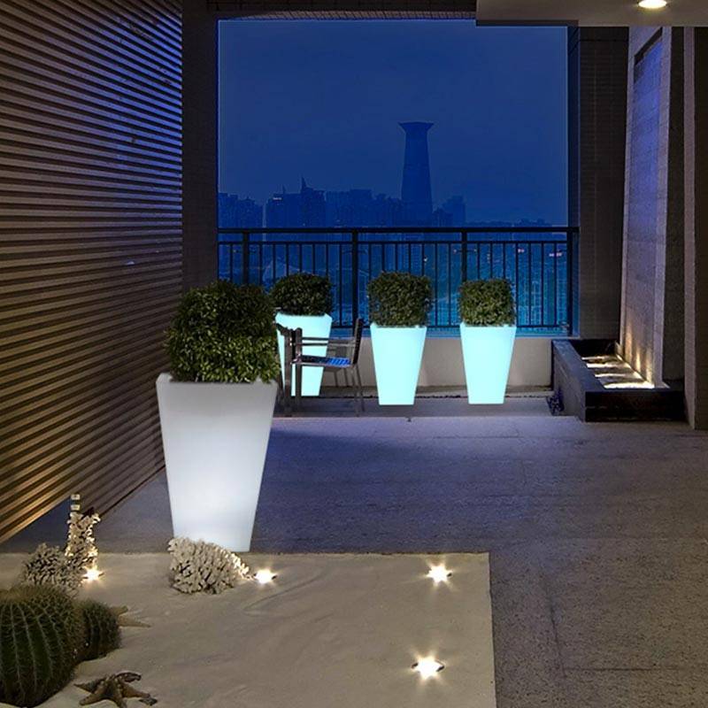 Macetero LED RGBW de Resina Blanca, 40x40x55cm, 12W, IP65, Recargable Macetero LED RGBW de Resina Blanca, 40x40x55cm, 12W, IP65, Recargable