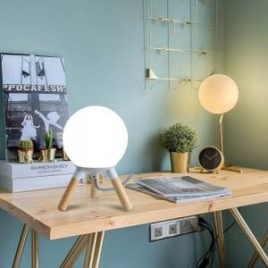 Lámpara de mesa de madera "MOON"