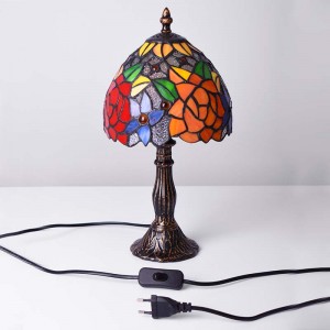 Lámpara inspiración Tiffany con decoración de vidrio con base en metal