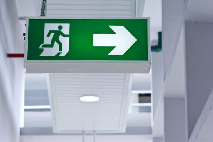 ILUMINACIÓN DE EMERGENCIA. CUMPLIR CON CALIDAD