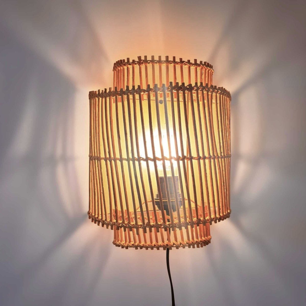 Aplique de pared de Ratán "SILIA" - E27 - Interruptor y enchufe - Barcelona Led-Decoración