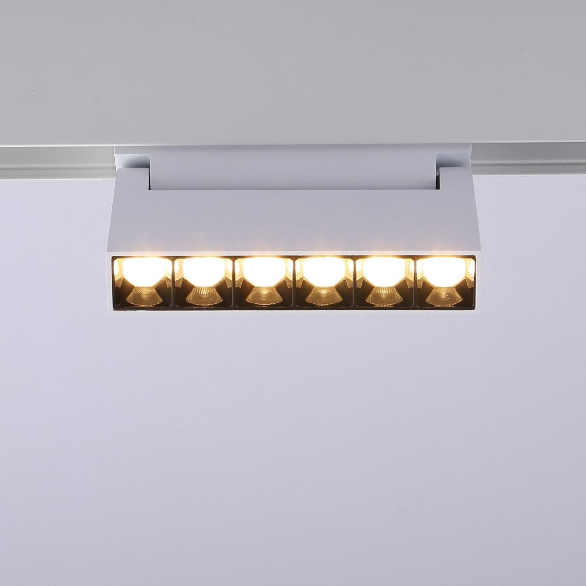 Luminaria lineal LED orientable para carril magnético 48V - 6W - UGR16 - Barcelona Led-