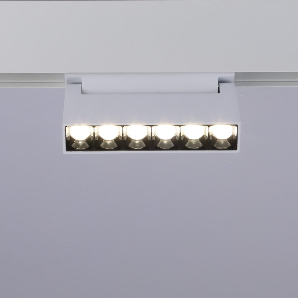 Luminaria lineal LED orientable para carril magnético 48V - 6W - UGR16 - Barcelona Led-