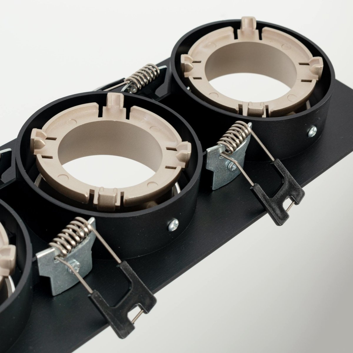 Aro downlight cuadrado basculante triple GU10 / MR16 - Bajo UGR - Corte 75 x 235mm - Barcelona Led-