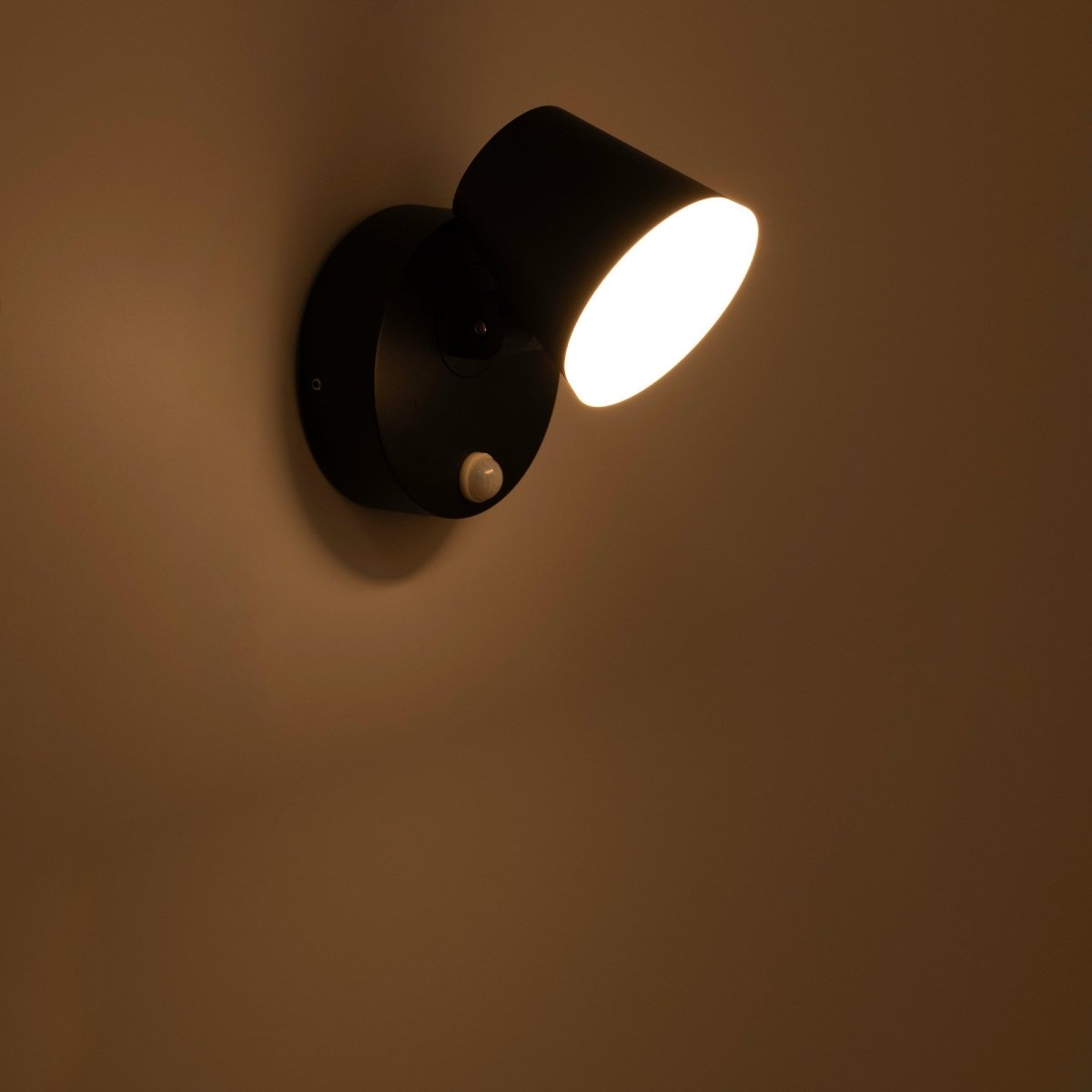 Aplique de pared exterior con sensor PIR  "Stan" - 12,5W - Orientable - 3000K - IP54 - Barcelona Led-Decoración