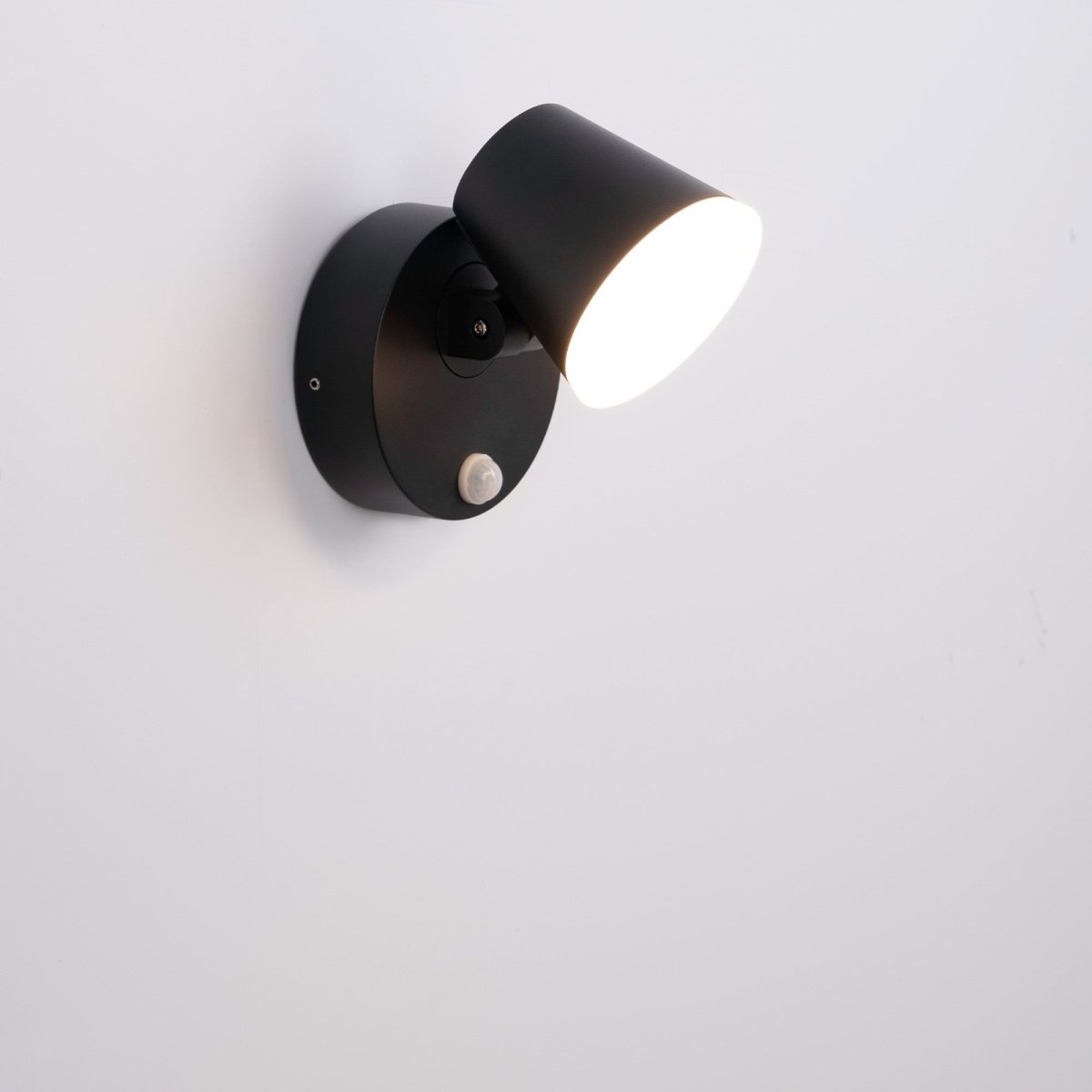 Aplique de pared exterior con sensor PIR  "Stan" - 12,5W - Orientable - 3000K - IP54 - Barcelona Led-Decoración