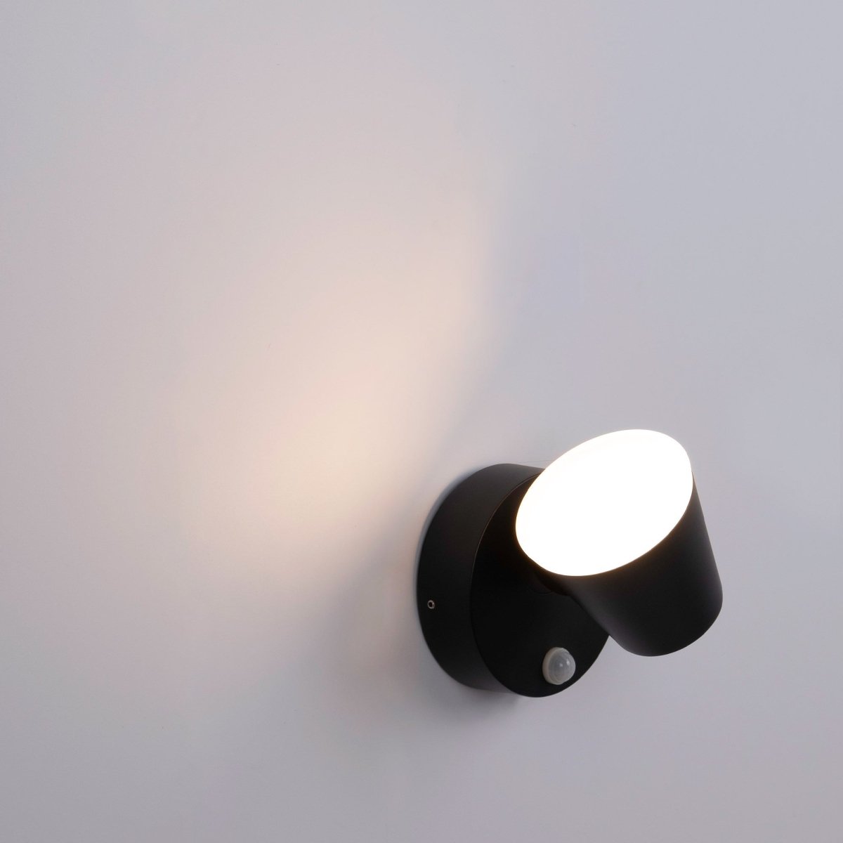 Aplique de pared exterior con sensor PIR  "Stan" - 12,5W - Orientable - 3000K - IP54 - Barcelona Led-Decoración