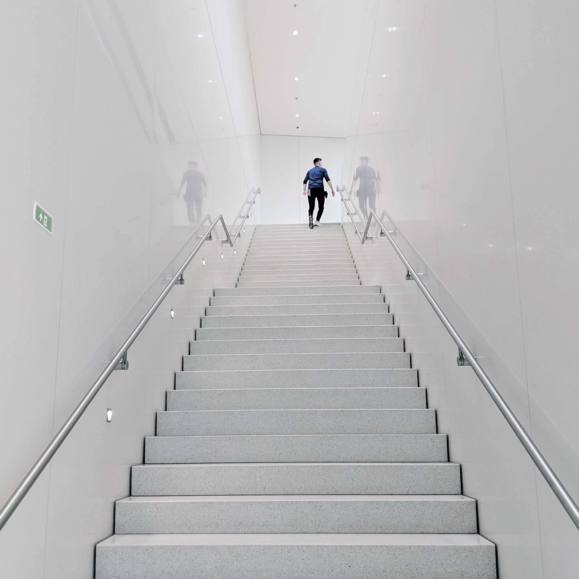 KIT Pictograma autoadhesivo "Salida arriba" + Luz de emergencia 3W (12)