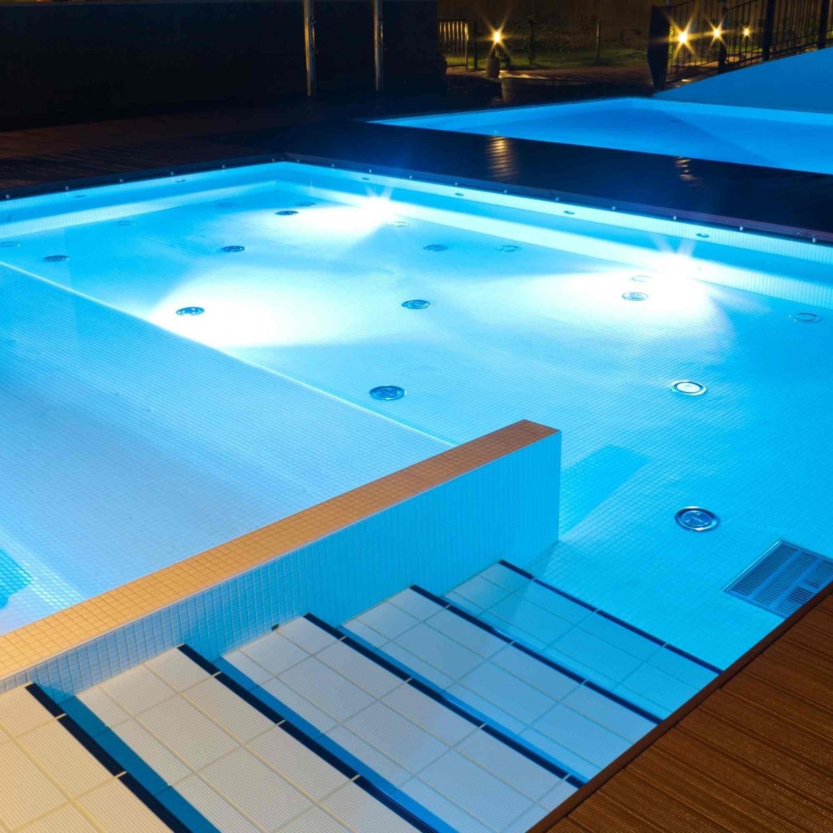 Foco LED para piscina de superficie 12V AC - 24W - Sumergible - IP68 - Barcelona Led-