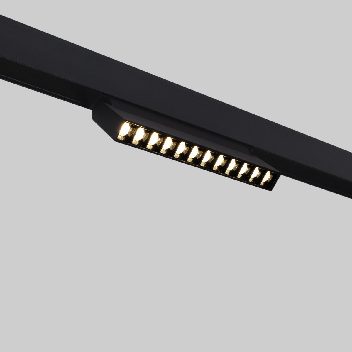 Foco lineal orientable para carril magnético 48V- 12W - Chip OSRAM  - UGR18 - Barcelona Led-