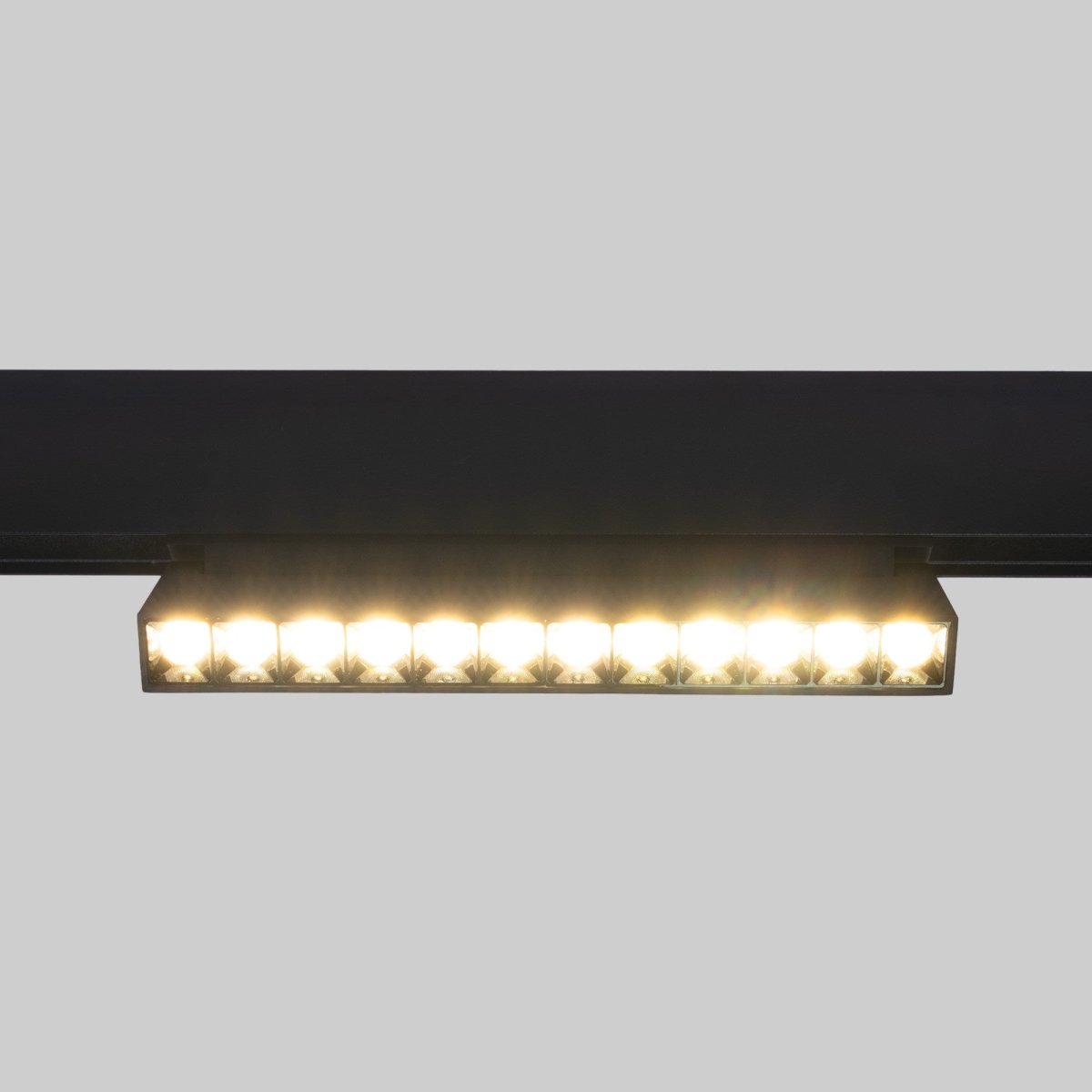 Foco lineal orientable para carril magnético 48V- 12W - Chip OSRAM  - UGR18 - Barcelona Led-