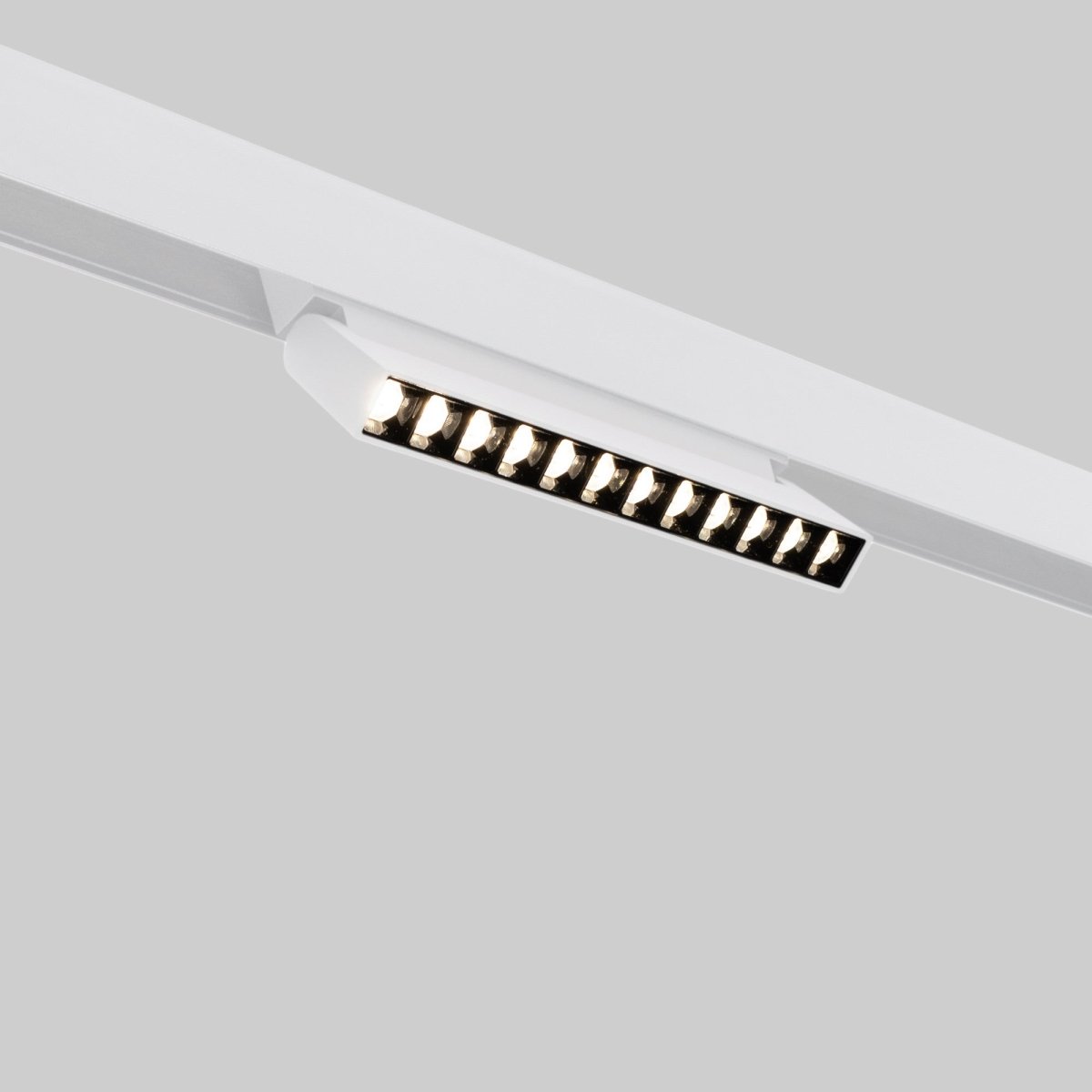 Foco lineal orientable para carril magnético 48V- 12W - Chip OSRAM  - UGR18 - Barcelona Led-