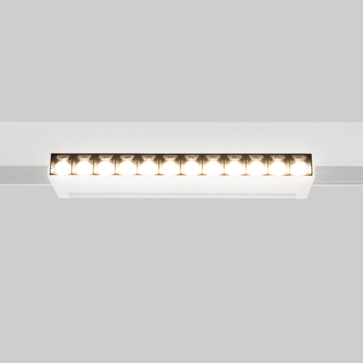Foco lineal orientable para carril magnético 48V- 12W - Chip OSRAM  - UGR18 - Barcelona Led-