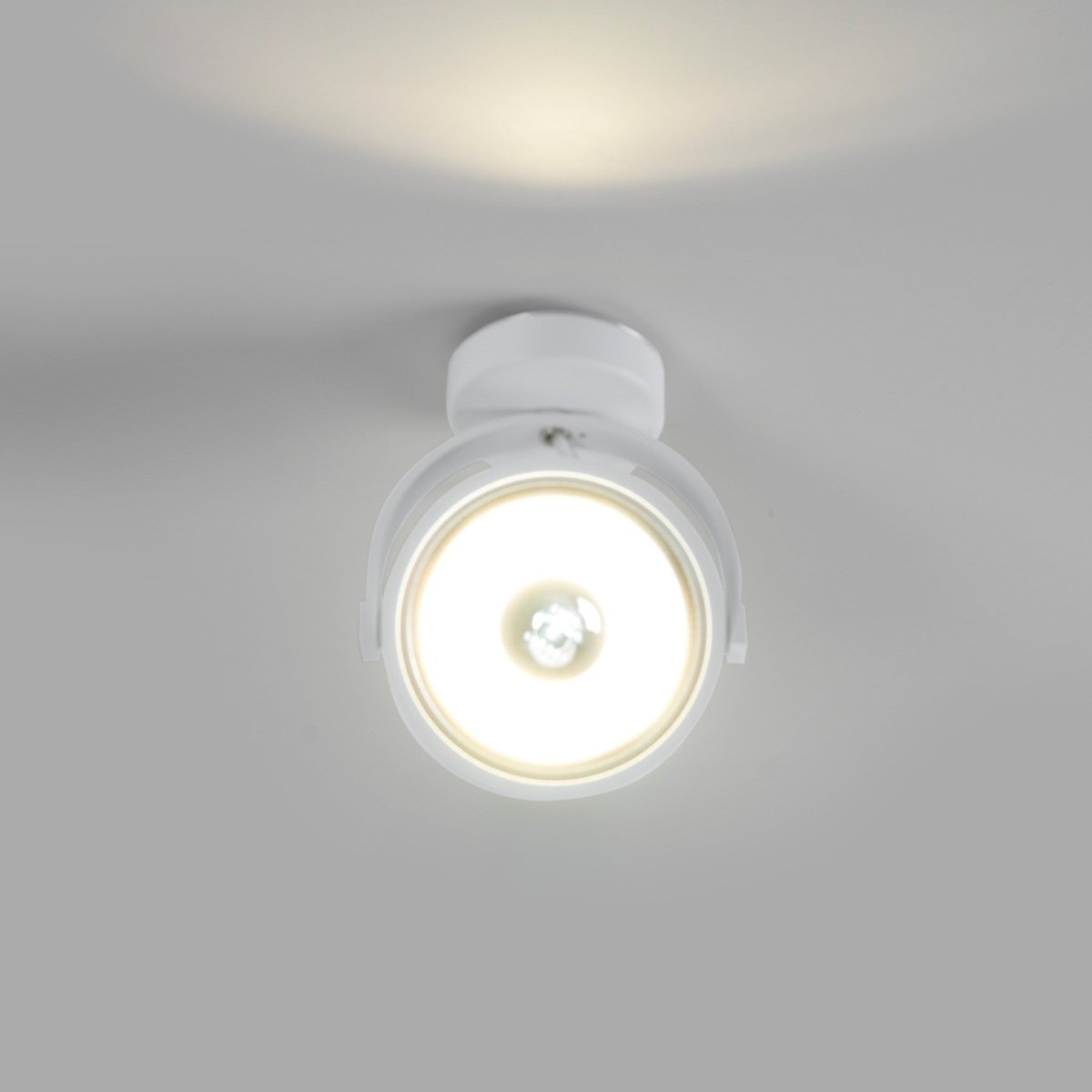 Foco de techo orientable "IRIS" + Bombilla AR111 GU10 - Barcelona Led-Decoración