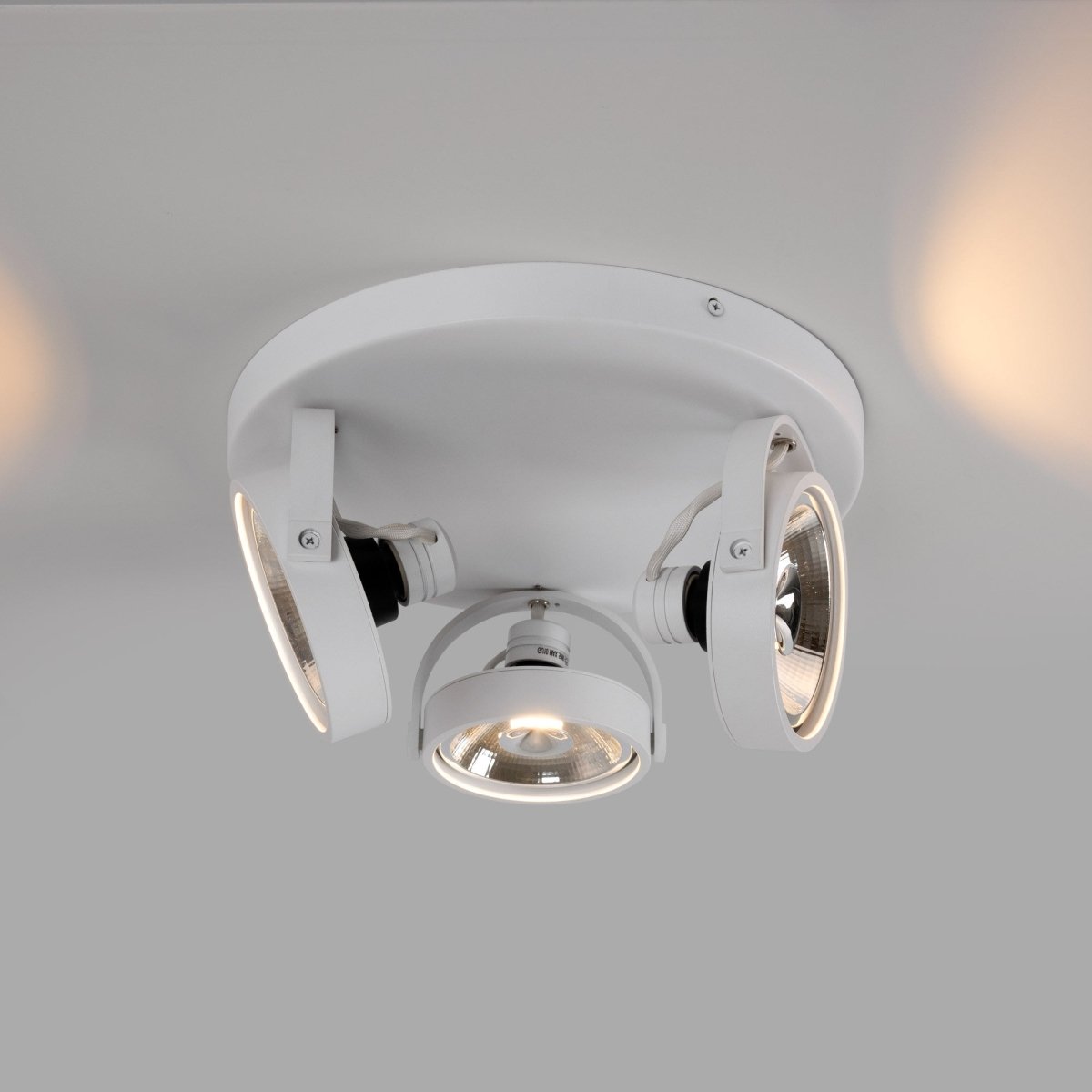 Aplique de techo triple orientable "IRIS 3" + 3 bombillas AR111 - Barcelona Led-Decoración