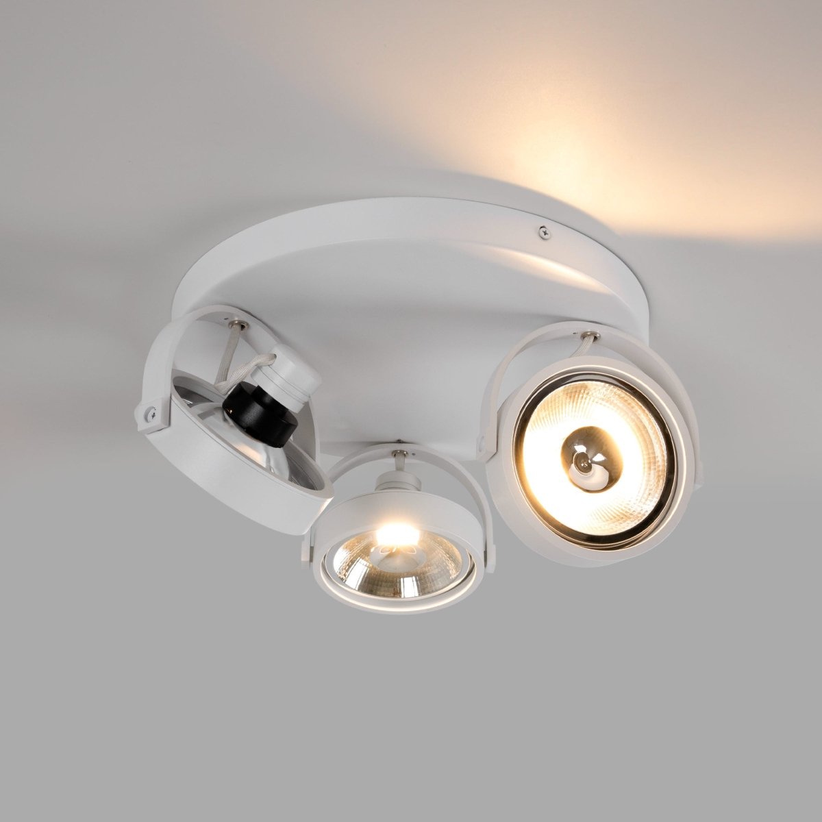Aplique de techo triple orientable "IRIS 3" + 3 bombillas AR111 - Barcelona Led-Decoración