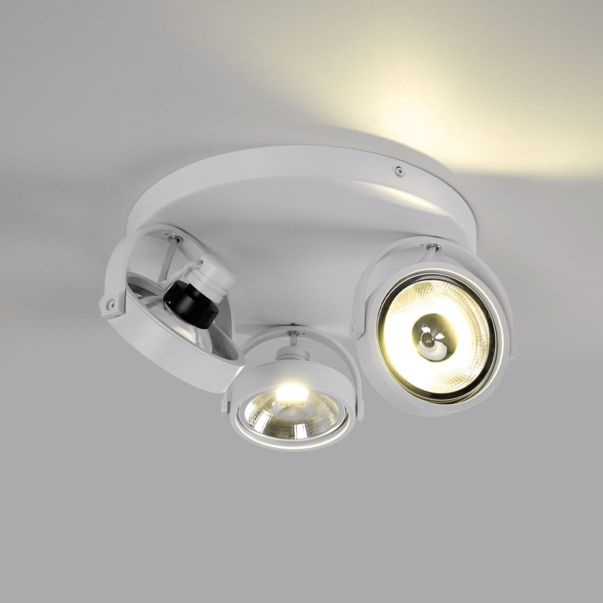 Aplique de techo triple orientable "IRIS 3" + 3 bombillas AR111 - Barcelona Led-Decoración