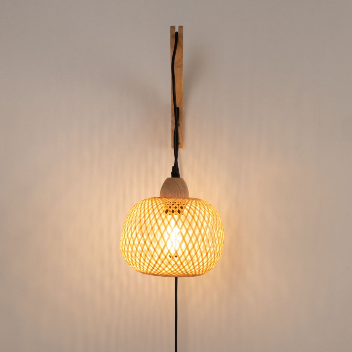 Aplique de pared de mimbre y madera "Phuket" - Con cable y enchufe - E27 - Barcelona Led-Decoración