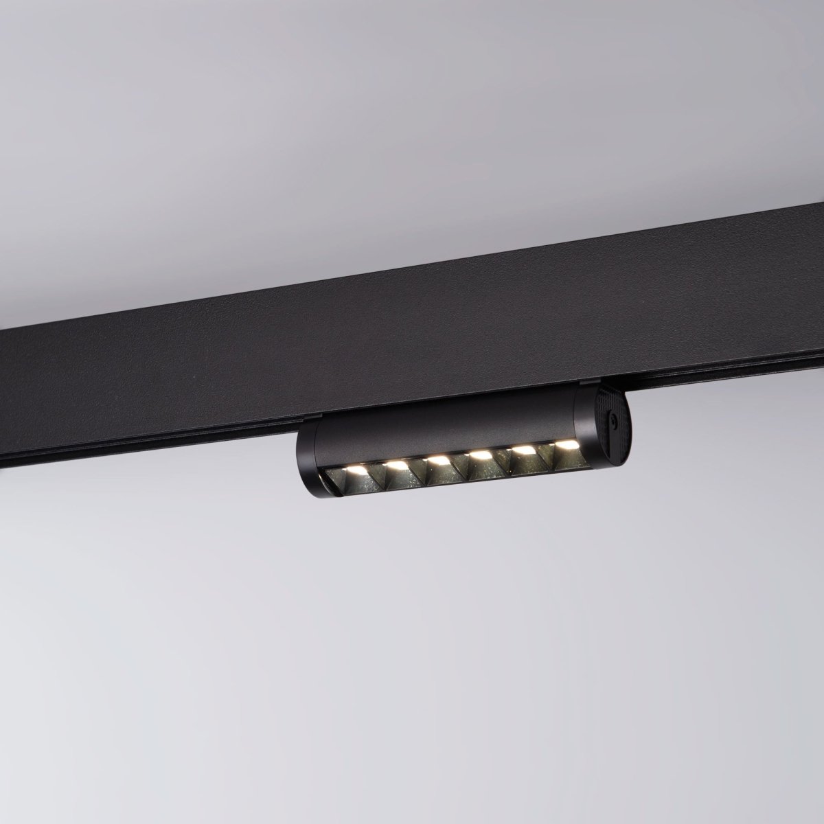 Foco lineal orientable para carril magnético 48V- 6W - Chip OSRAM - UGR18 - CRI90 - Barcelona Led-