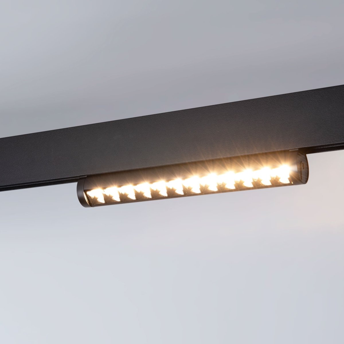 Foco lineal orientable para carril magnético 48V- 12W - Chip OSRAM - UGR18 - CRI90 - Barcelona Led-