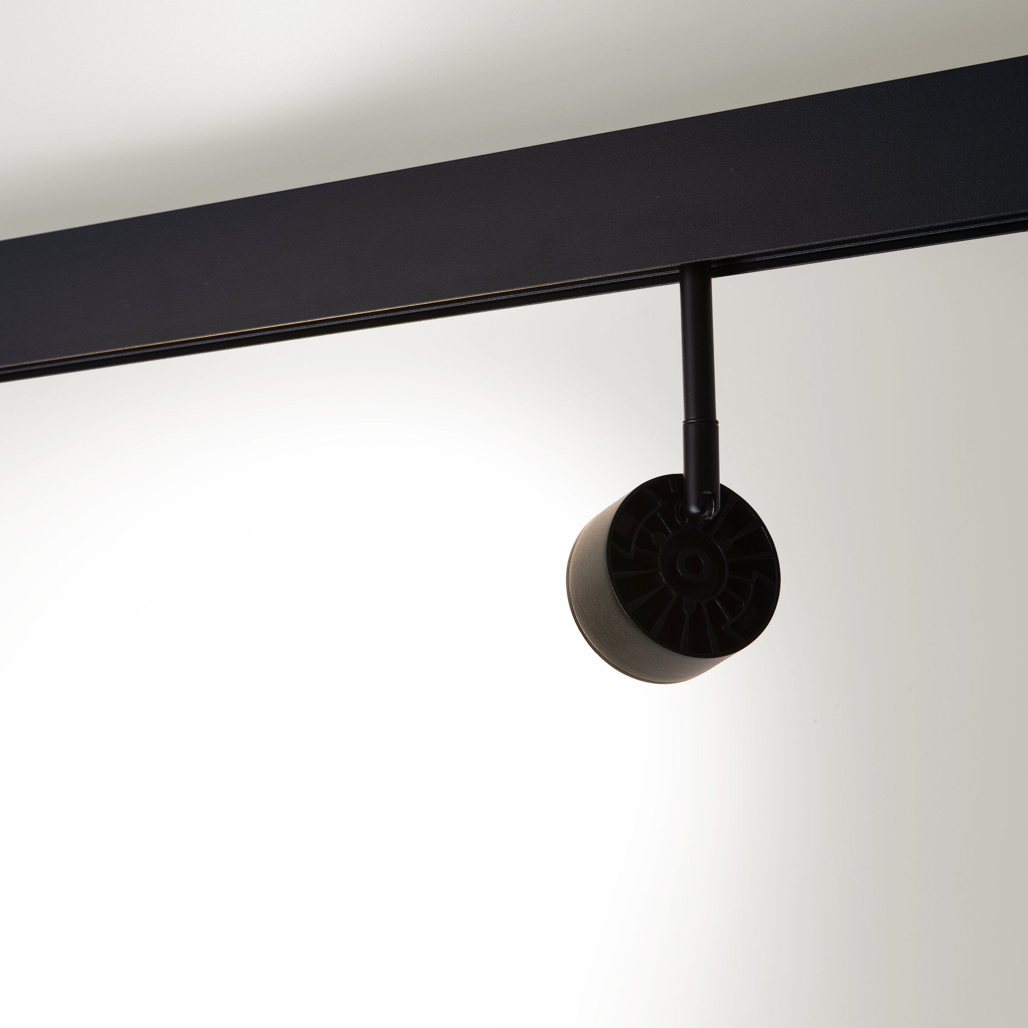 Luminaria circular LED para carril magnético 48V - Ø7cm - 6W - CRI90 - UGR18 - OSRAM (6)