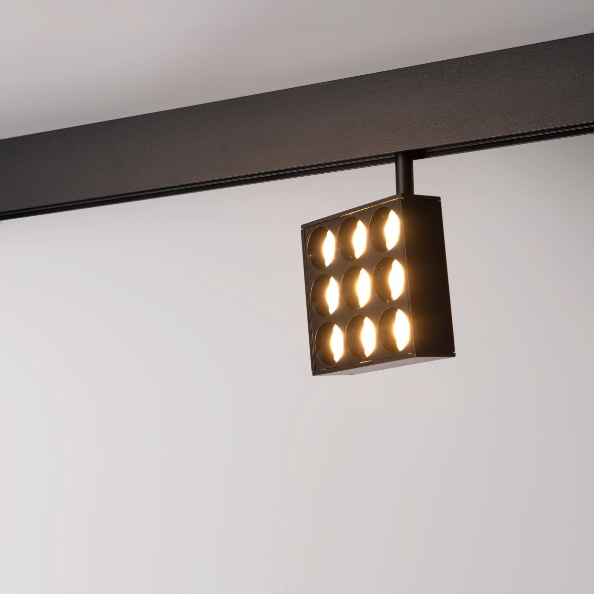 Luminaria cuadrada LED para carril magnético 48V - 9W - CRI90 - UGR18 - OSRAM - Barcelona Led-