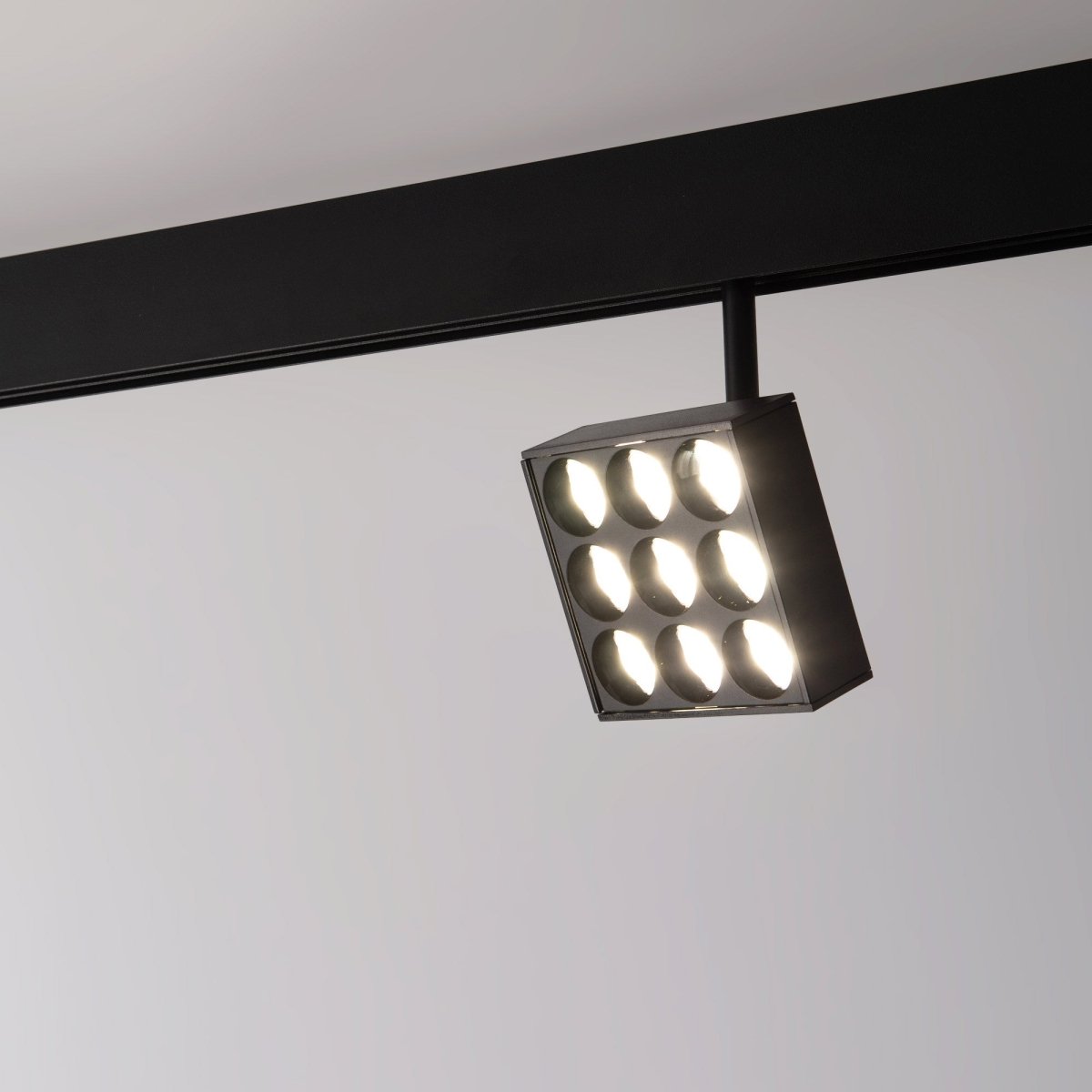 Luminaria cuadrada LED para carril magnético 48V - 9W - CRI90 - UGR18 - OSRAM - Barcelona Led-