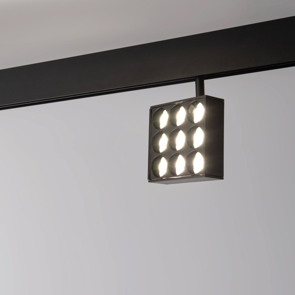 Luminaria cuadrada LED para carril magnético 48V - 9W - CRI90 - UGR18 - OSRAM - Barcelona Led-