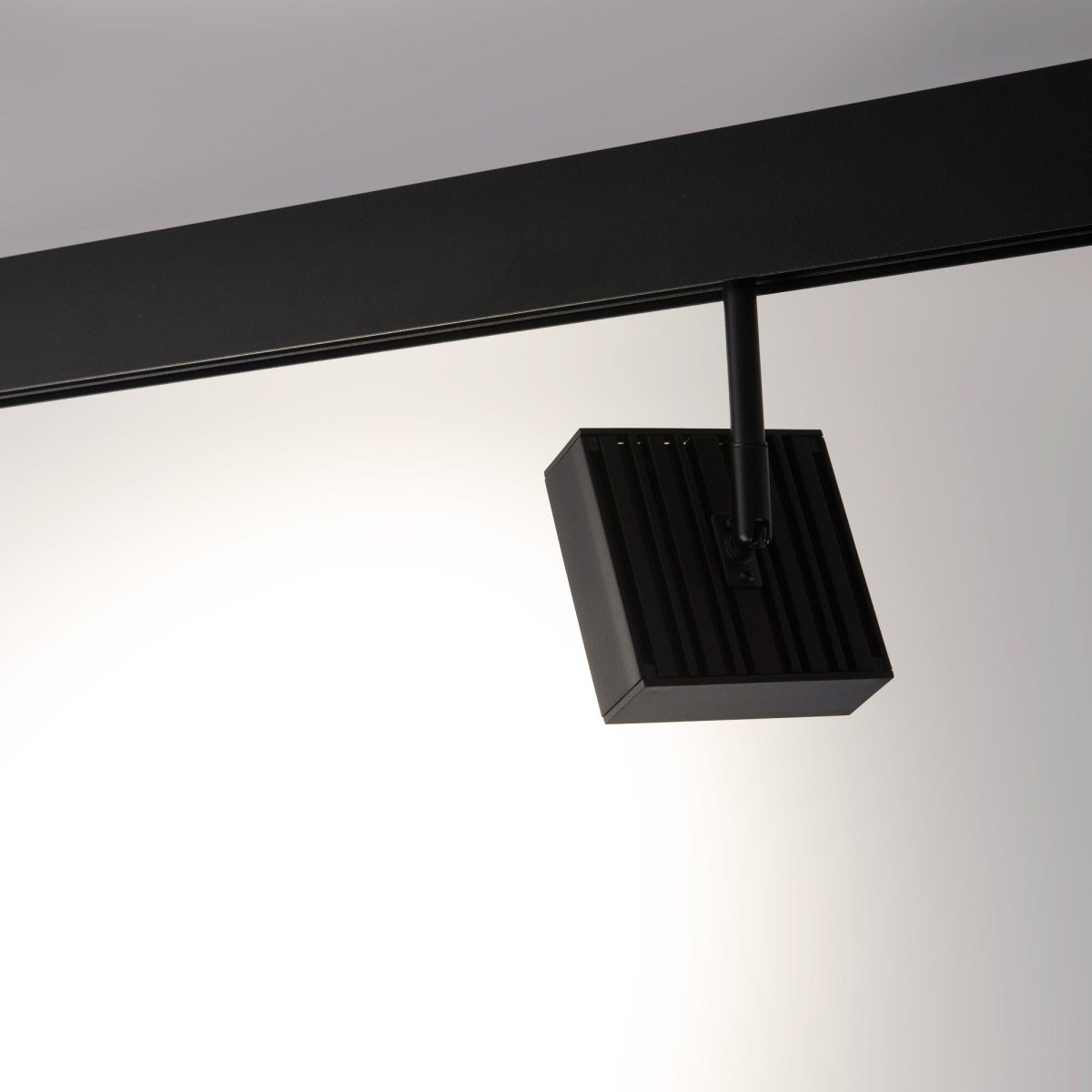 Luminaria cuadrada LED para carril magnético 48V - 9W - CRI90 - UGR18 - OSRAM - Barcelona Led-