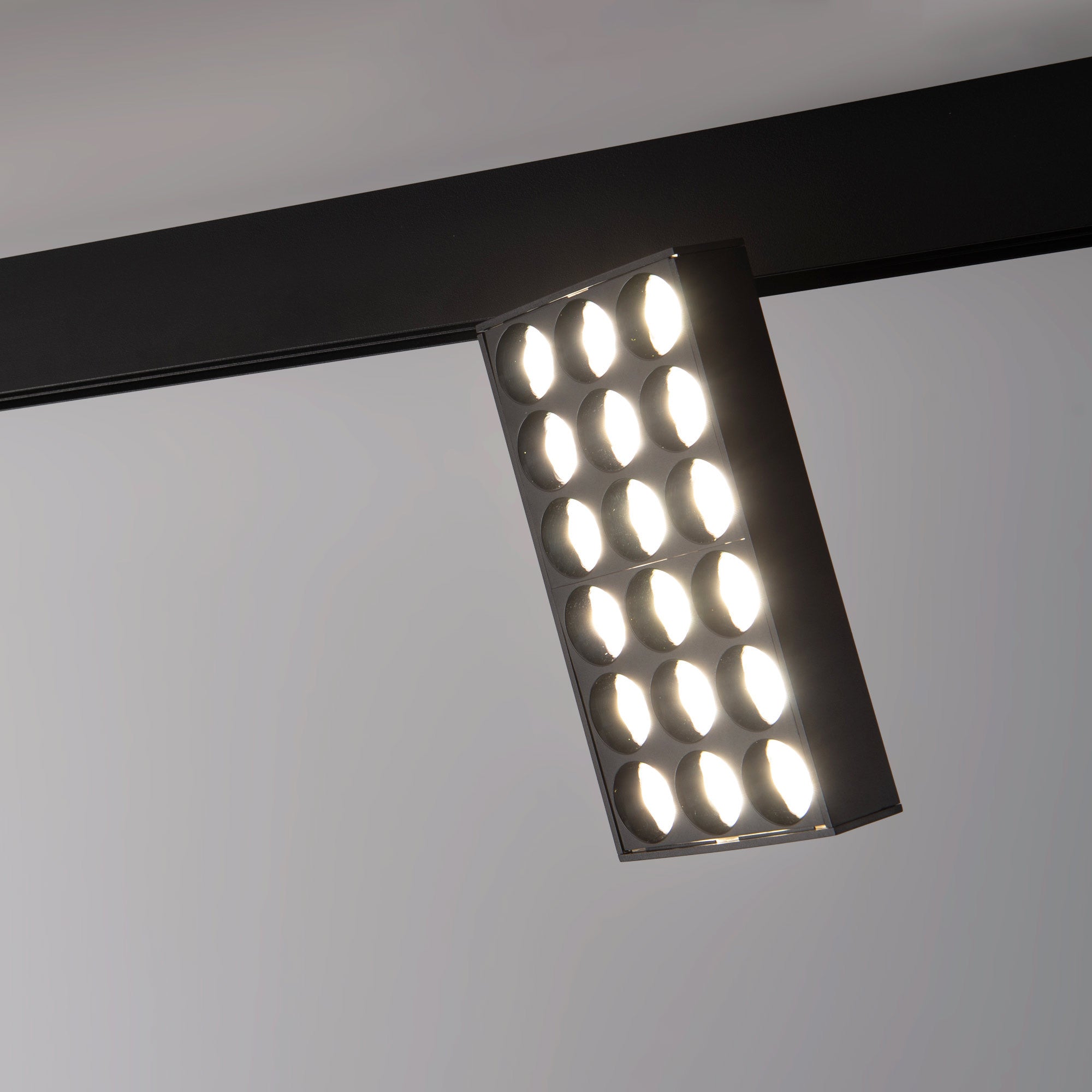 Luminaria cuadrada LED para carril magnético 48V - 18W - CRI90 - UGR18 - OSRAM (9)