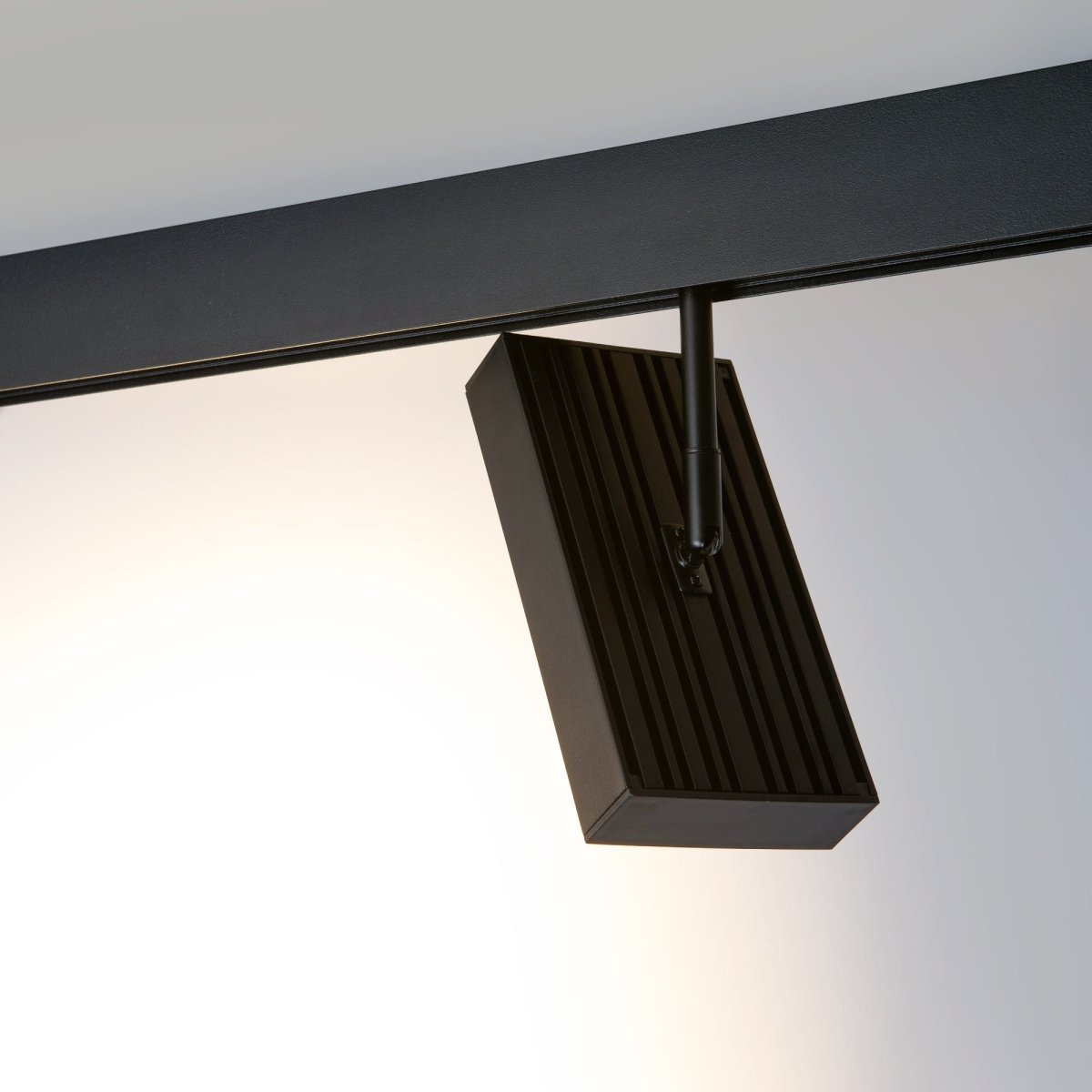 Luminaria cuadrada LED para carril magnético 48V - 18W - CRI90 - UGR18 - OSRAM - Barcelona Led-