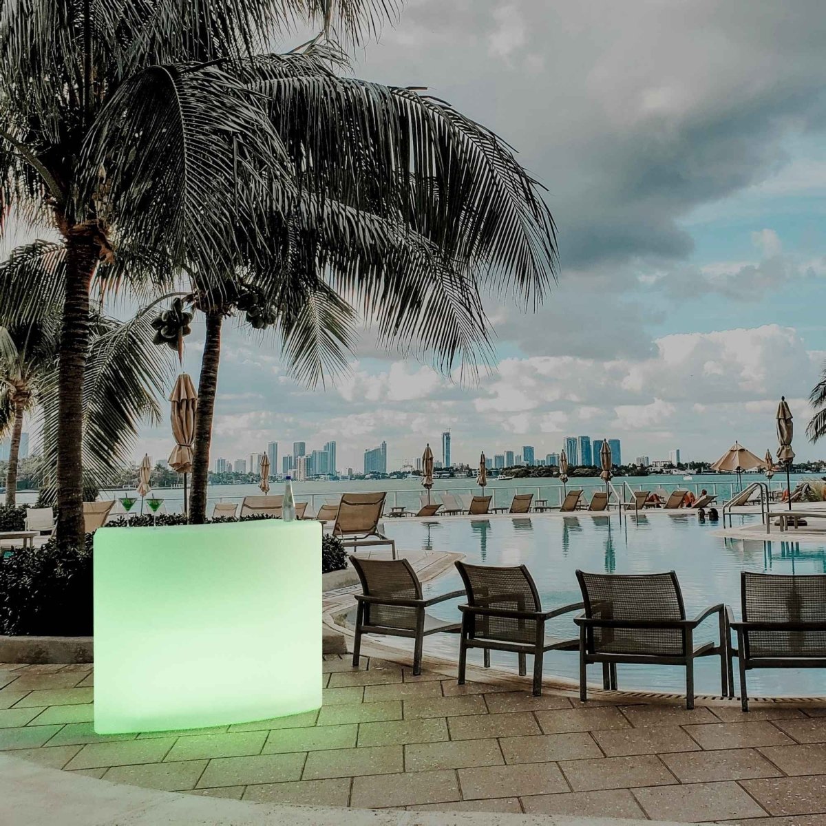 Barra de bar LED RGBW - 2 x 5W - Recargable - Diseño curvo - Barcelona Led-Mobiliario
