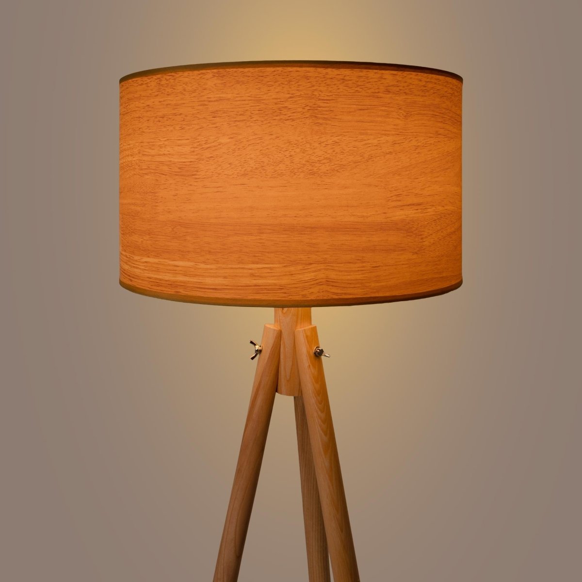 Lámpara de pie trípode "MARTINE" - Madera -  E27 - Barcelona Led-Decoración