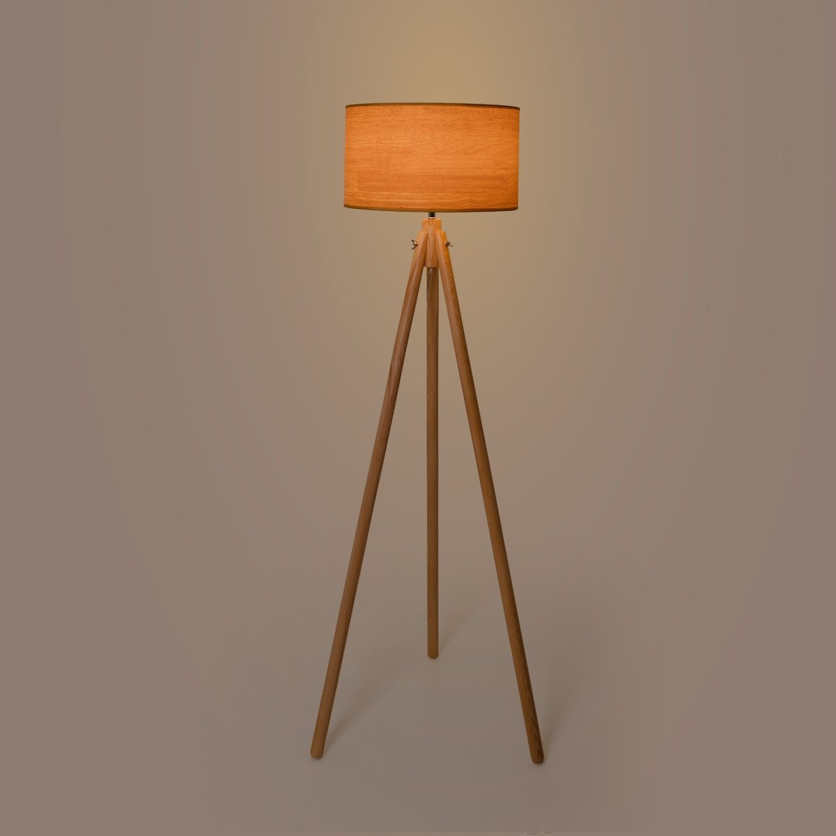 Lámpara de pie trípode "MARTINE" - Madera -  E27 - Barcelona Led-Decoración